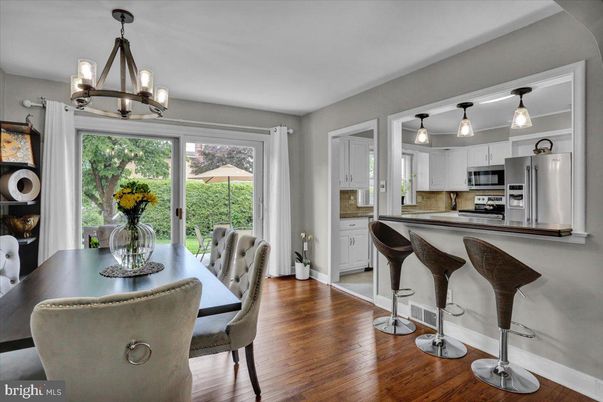 Chandelier, Dining room, Interior, Kitchen, Stainless Steel Appliances, Wood Texture Flooring