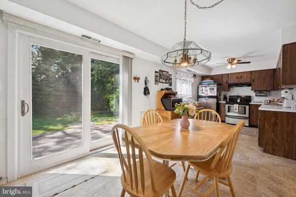 Chandelier, Dining room, Interior, Kitchen, Pendant Lights, Stainless Steel Appliances