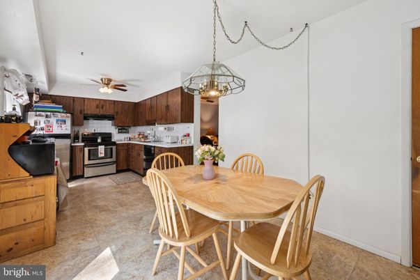Chandelier, Dining room, Interior, Kitchen, Pendant Lights, Stainless Steel Appliances