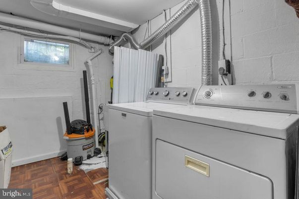 Interior, Utility Closets, Washer, Wood Texture Flooring