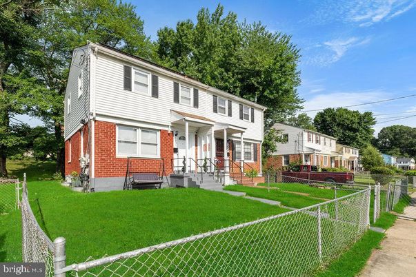Backyard, Exterior, Facade, Brick Facade, Raised Ranch