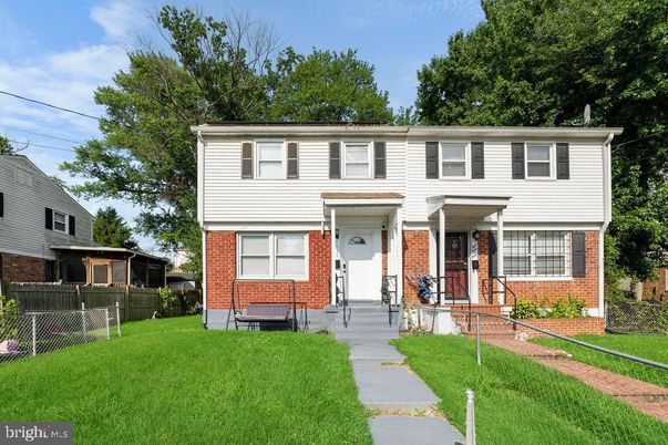 Exterior, Facade, Brick Facade, Raised Ranch