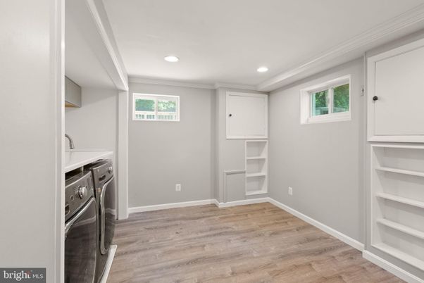 Interior, Recessed Lighting, Washer, Wood Texture Flooring