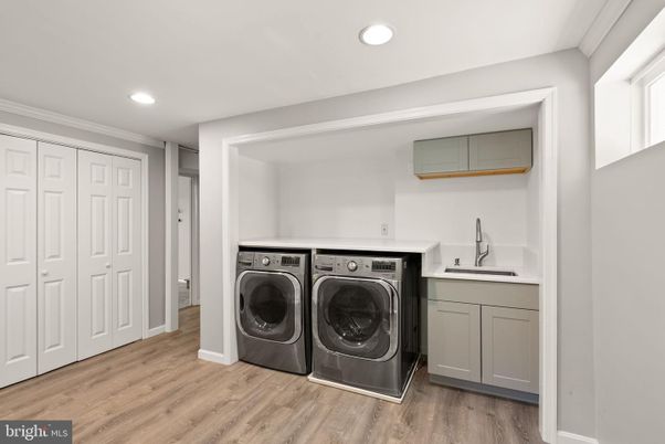 Interior, Recessed Lighting, Washer, Wood Texture Flooring