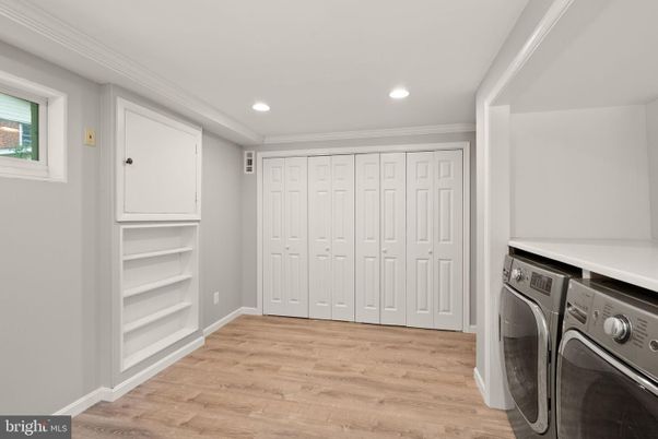 Interior, Recessed Lighting, Washer, Wood Texture Flooring
