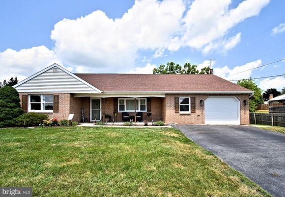 Attached, Exterior, Facade, Brick Facade, Ranch
