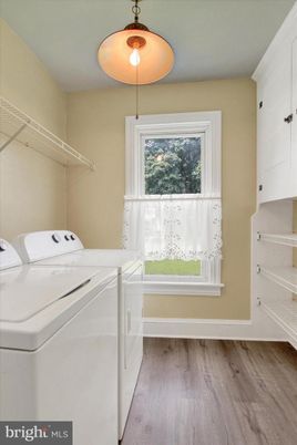 Interior, Washer, Wood Texture Flooring