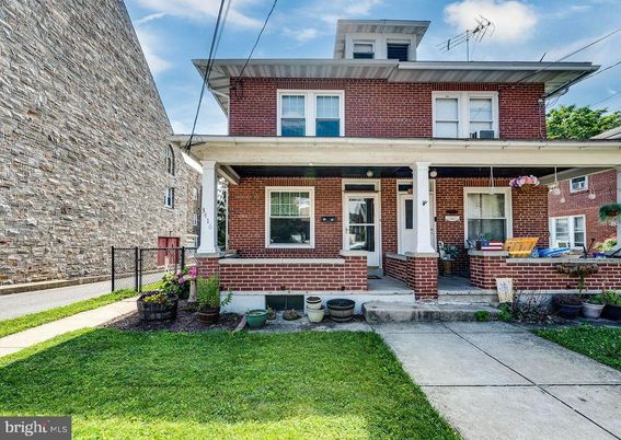 Exterior, Facade, Brick Facade, American Foursquare