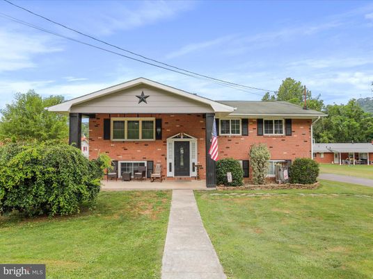 Exterior, Facade, Brick Facade, Split Level