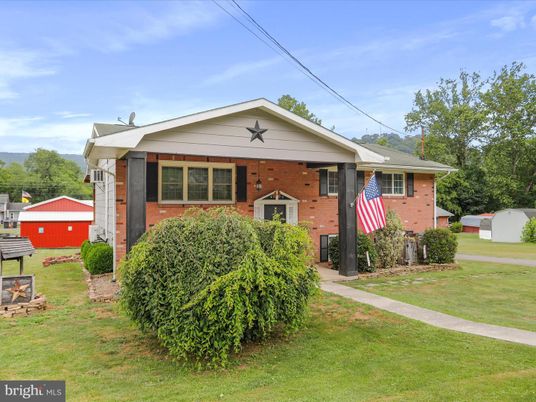 Exterior, Facade, Brick Facade, Split Level