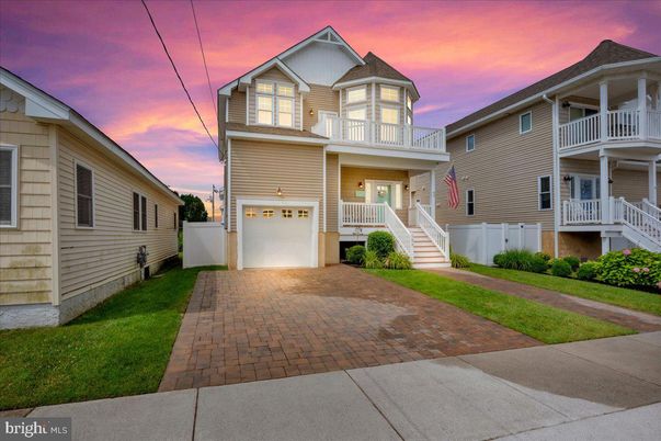 Attached, Exterior, Facade, Queen Anne Victorian