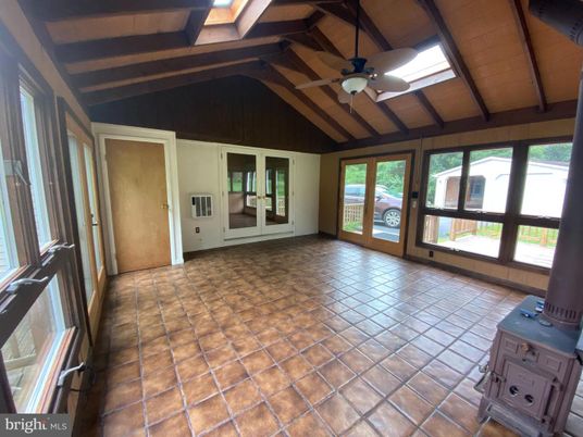 Empty room, Interior, Wooden Beams, Wooden Ceilings