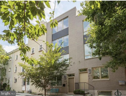 Exterior, Facade, Brick Facade, Rowhouse