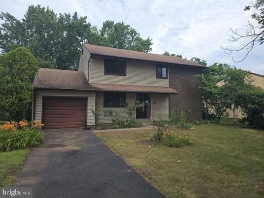 Attached, Exterior, Facade, Split Level