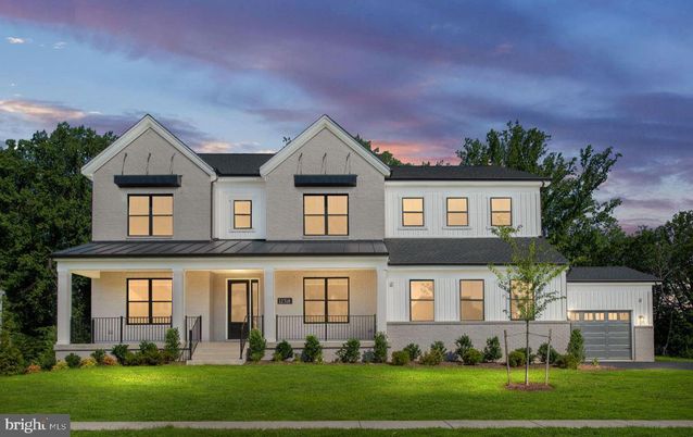 Attached, Exterior, Facade, Farmhouse