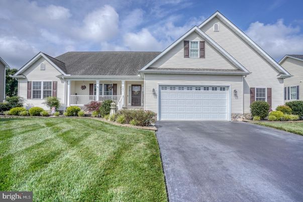 Attached, Exterior, Facade, Ranch