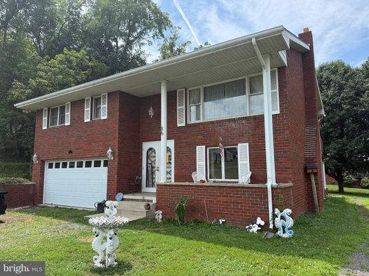 Attached, Exterior, Facade, Brick Facade, Raised Ranch