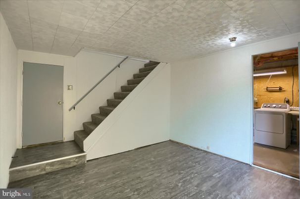 Interior, Washer, Wood Texture Flooring
