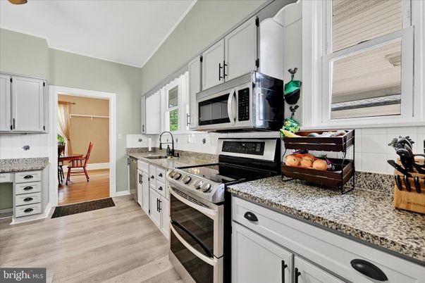 Dining room, Interior, Kitchen, Stainless Steel Appliances, Wood Texture Flooring