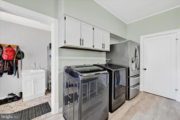 Interior, Washer, Wood Texture Flooring