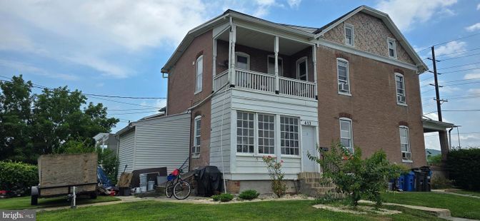 Exterior, Facade, Brick Facade, Queen Anne Victorian