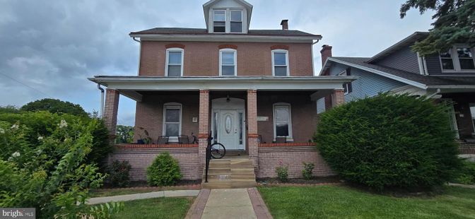 Exterior, Facade, Brick Facade, American Foursquare
