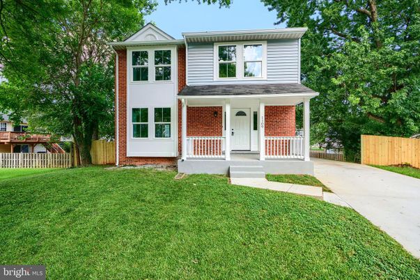 Exterior, Facade, Brick Facade, American Foursquare