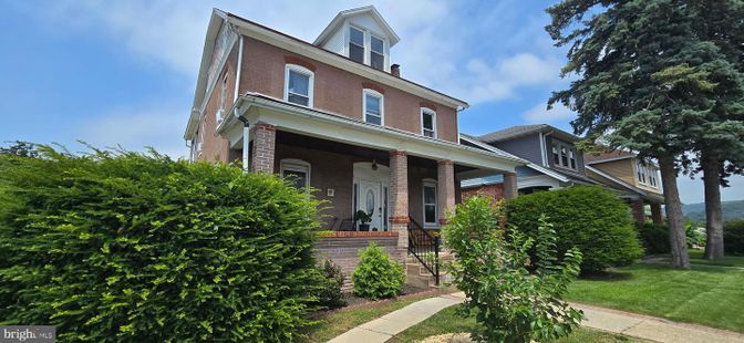 Exterior, Facade, Brick Facade, American Foursquare
