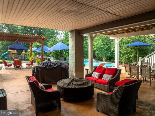 Exterior, Playground, Pool