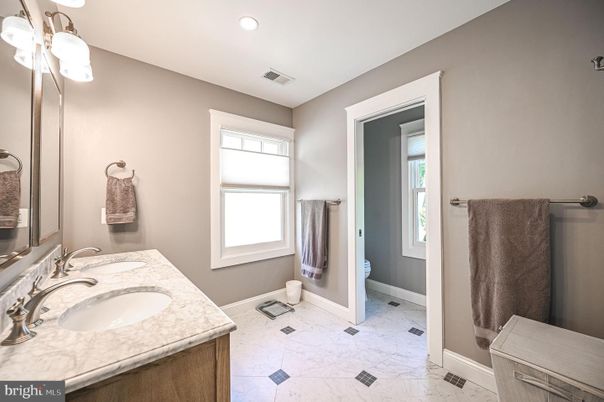 Bathroom, Dual Sink Vanities, Interior, Recessed Lighting