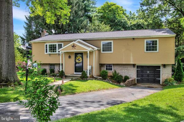 Attached, Exterior, Facade, Raised Ranch