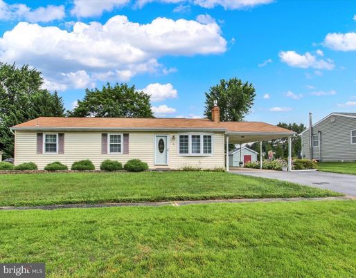 Backyard, Exterior, Facade, Ranch