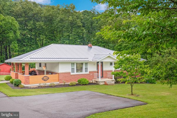 Backyard, Exterior, Facade, Brick Facade, Ranch