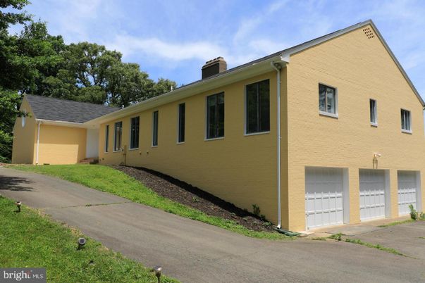 Attached, Exterior, Facade, Rowhouse