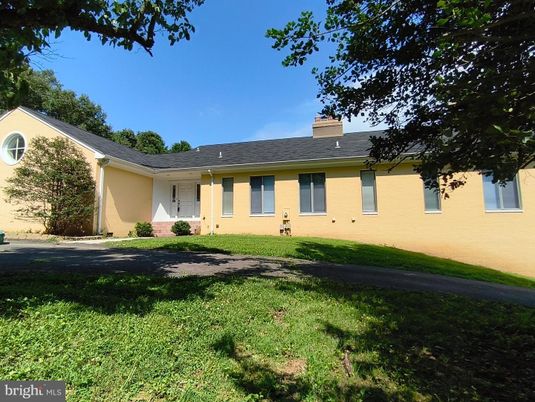 Backyard, Exterior, Facade, Ranch
