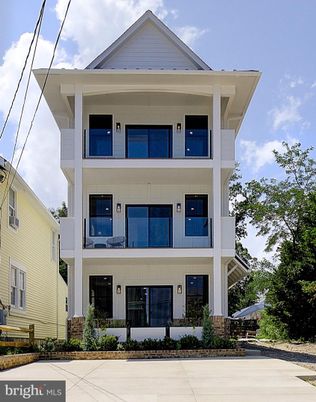 Exterior, Facade, Queen Anne Victorian