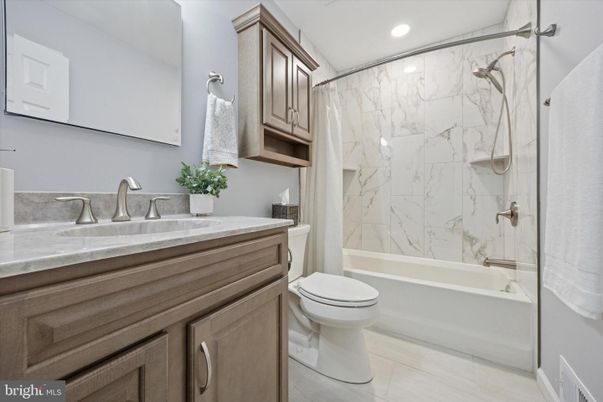 Bathroom, Interior, Marble Walls, Recessed Lighting