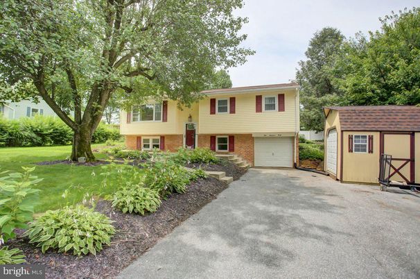 Attached, Exterior, Facade, Brick Facade, Raised Ranch
