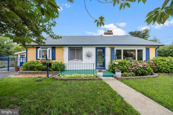 Backyard, Exterior, Facade, Ranch