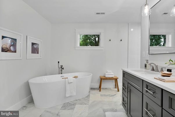 Bathroom, Free Standing Baths, Interior, Marble, Pendant Lights