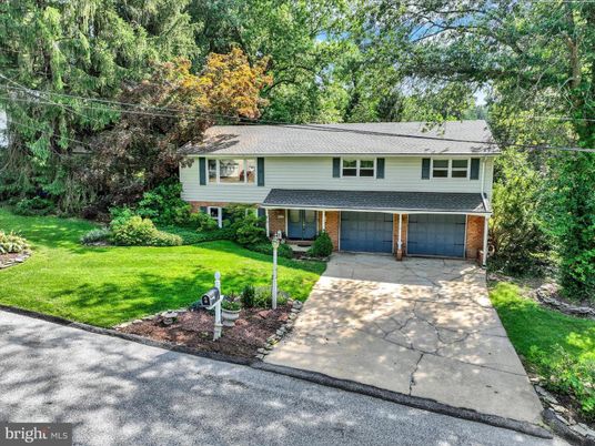 Attached, Exterior, Facade, Raised Ranch