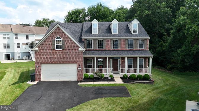 Attached, Exterior, Facade, Brick Facade, Georgian