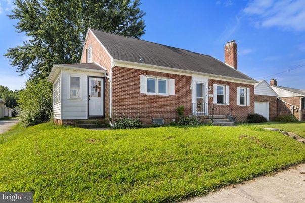 Exterior, Facade, Brick Facade, Cape Cod