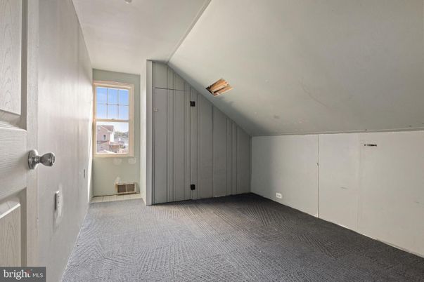Empty room, Interior