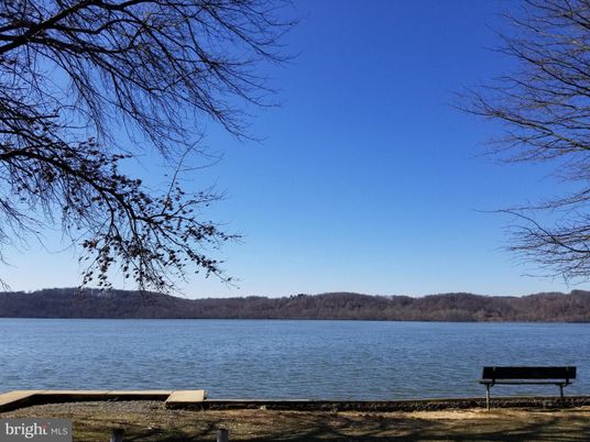 Exterior, Lake