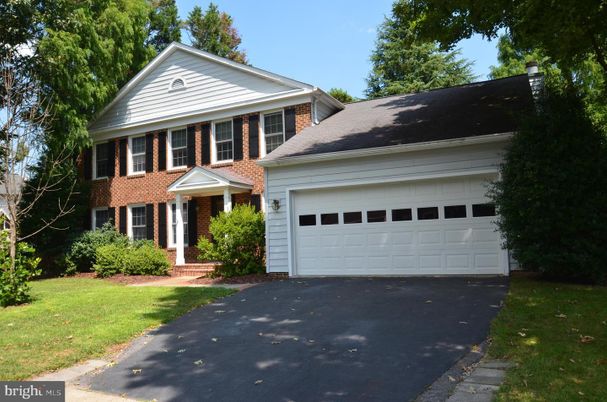 Attached, Exterior, Facade, Brick Facade, Georgian