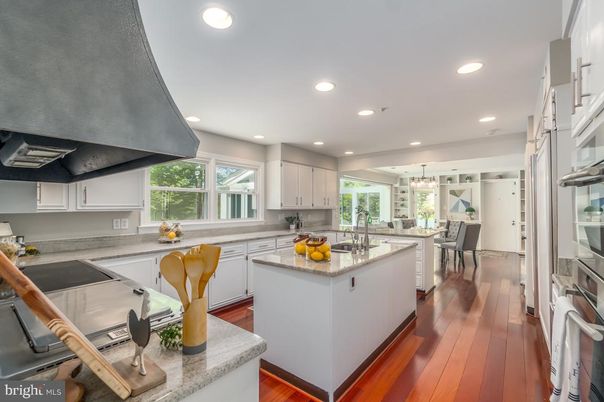 Chandelier, Dining room, Interior, Kitchen, Pendant Lights, Recessed Lighting, Wood Texture Flooring