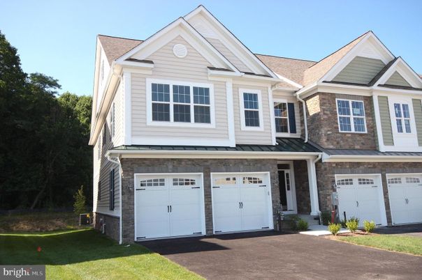 Attached, Exterior, Facade, Farmhouse