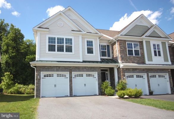 Attached, Exterior, Facade, Farmhouse