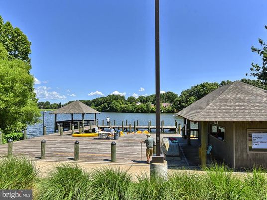 Exterior, Lake